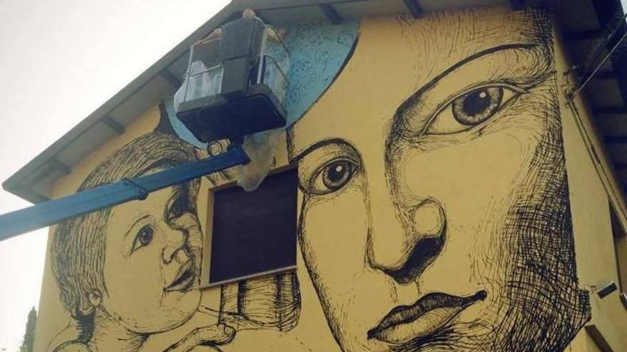 Casa Coccapani: sul muro sono al lavoro i writers