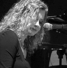 I ritmi latini con la voce ed il piano di Oxana