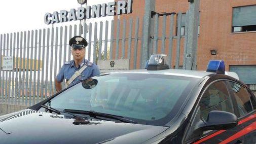 Guidava l’auto senza patente e ubriaca