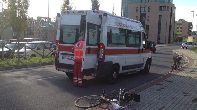 Investita mentre era in bicicletta