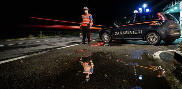 Ladri in fuga si schiantano in auto contro un casolare, uno preso 