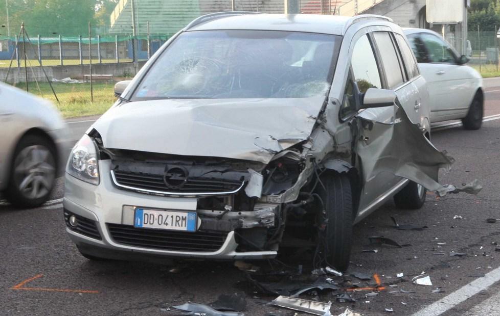 In scooter contro un’auto, è gravissimo 