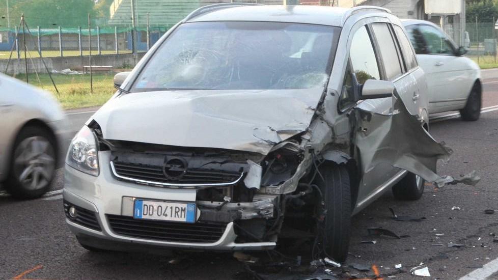 In scooter contro un’auto, è gravissimo