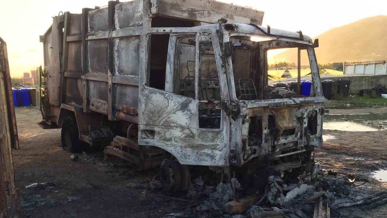 Uno dei camion distrutto dalle fiamme