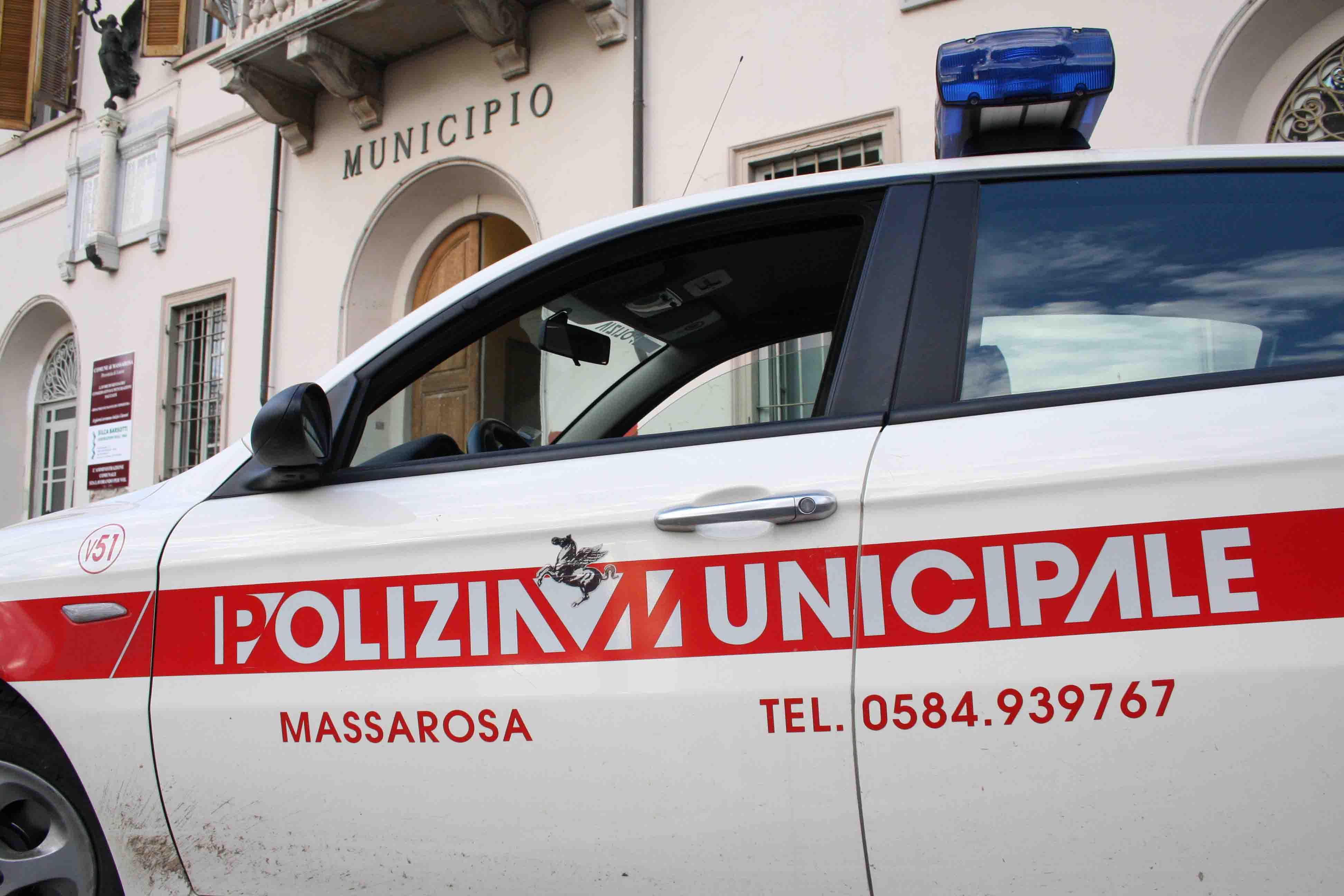 Una pattuglia della polizia municipale di Massarosa