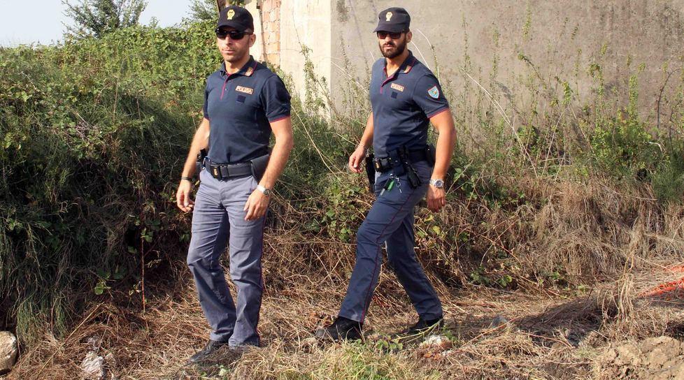 Poliziotti davanti al casolare dove è stato trovato il corpo di Tartari