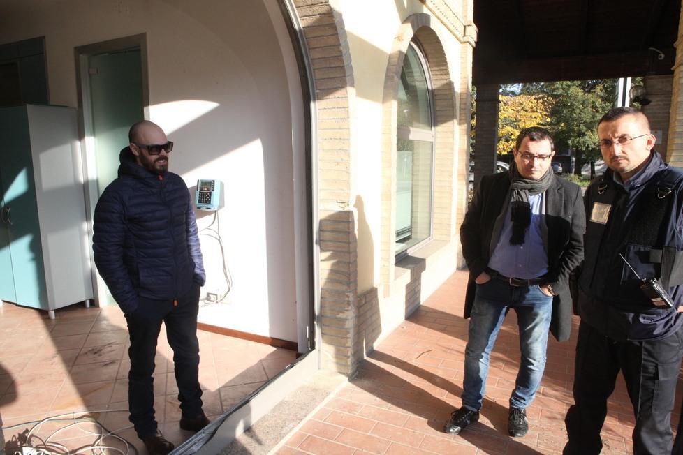 I ladri si portano via il bancomat con un carroattrezzi 
