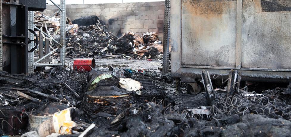 Alghero, la Ecopramal devastata dall’incendio: «Ricominceremo da capo» 