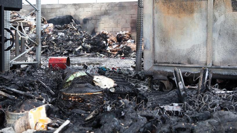 Alghero, la Ecopramal devastata dall’incendio: «Ricominceremo da capo» 