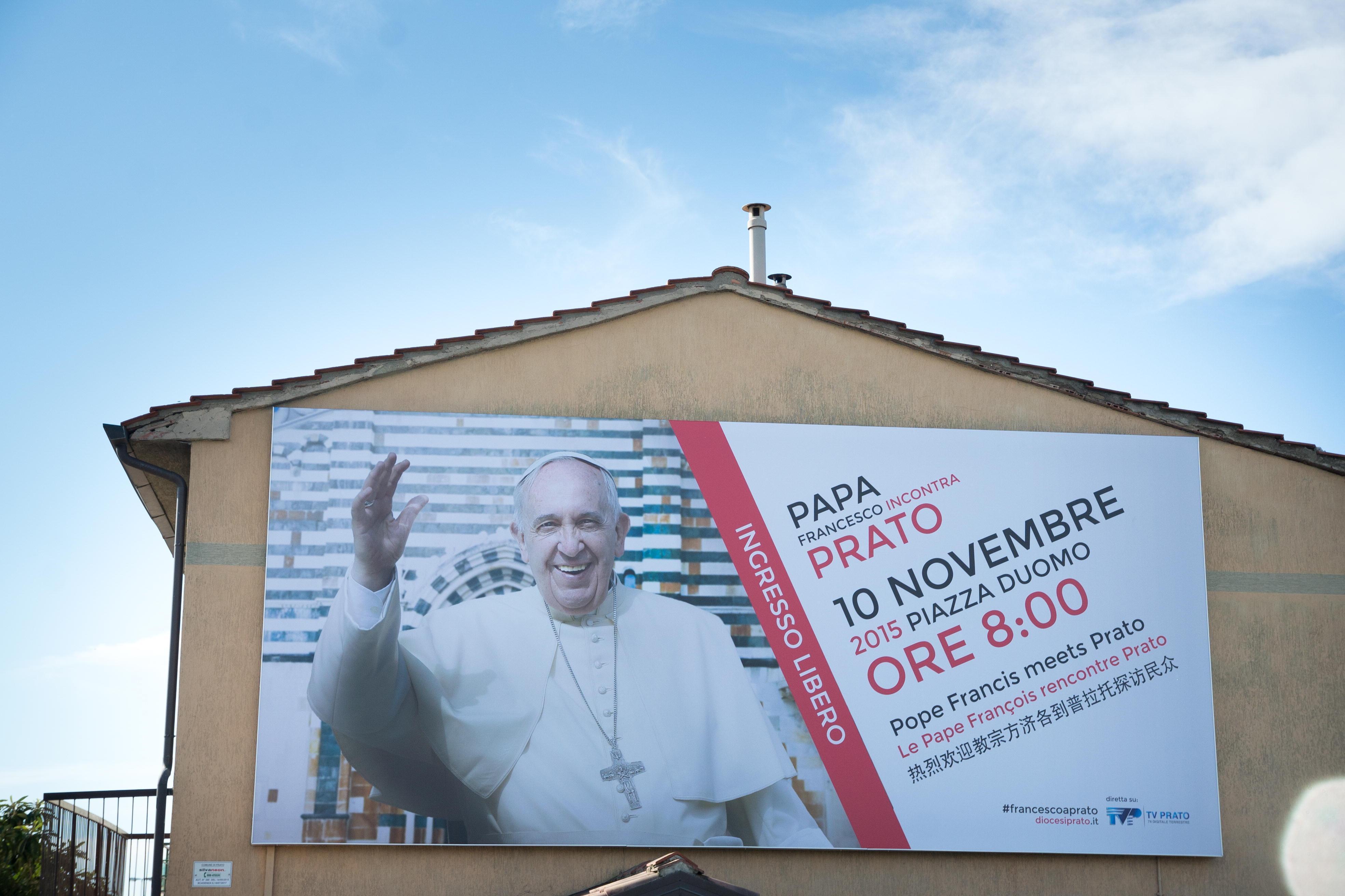 Il cartellone di benvenuto in vista della visita di Papa Francesco