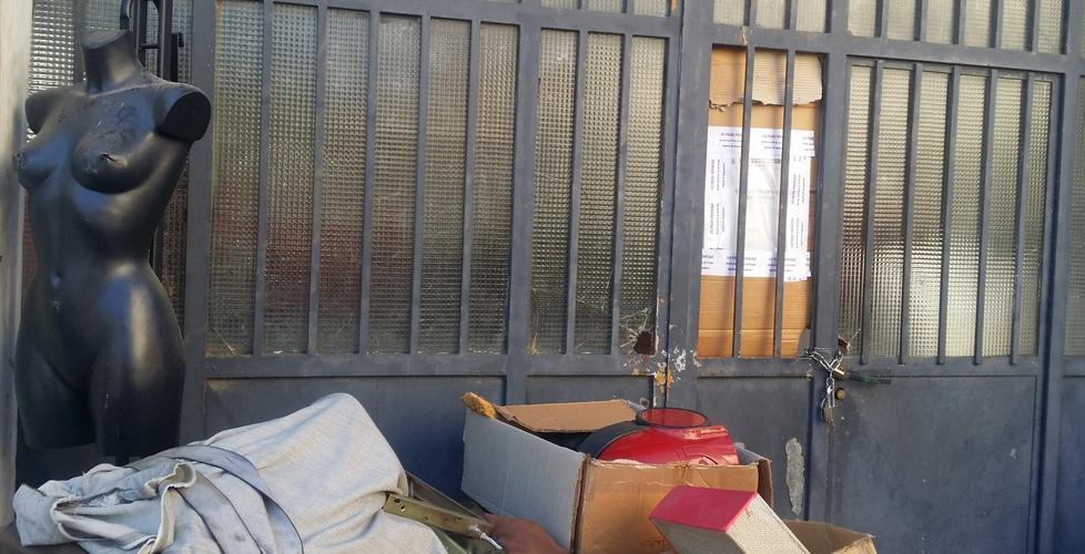 Deposito illegale di rifiuti tessili in mezzo al paese 