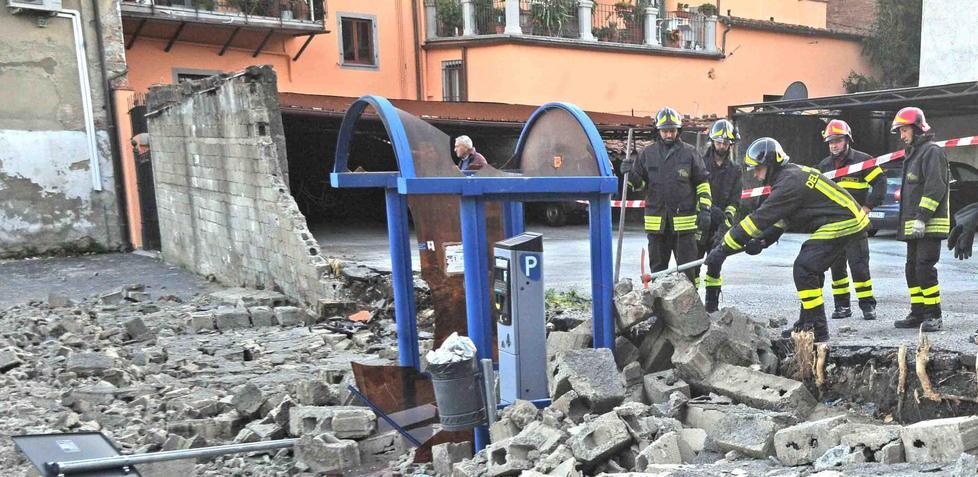 Crolla il muro del parcheggio comunale 