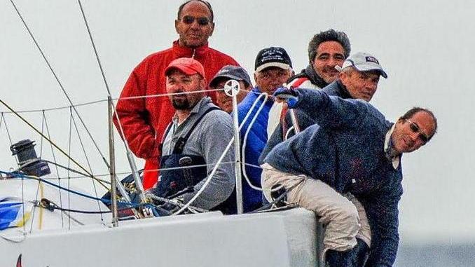 Vela pisana in lutto per Giancarlo Romoli