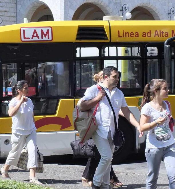 Rapinato in pieno giorno con il coltello 