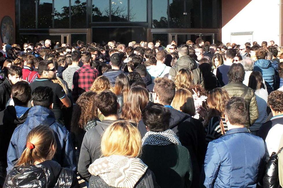 Elia vola in cielo tra una folla di amici in lacrime 