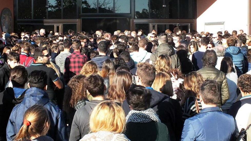 Elia vola in cielo tra una folla di amici in lacrime