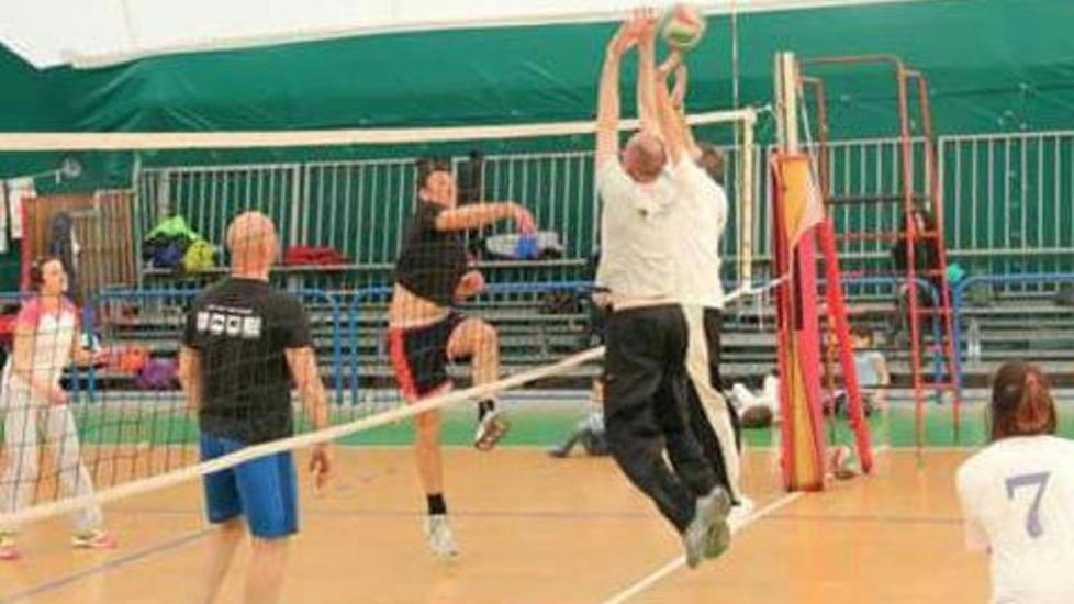 Genitori sul campo da volley nel nome della beneficenza