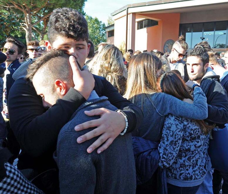 Elia vola in cielo tra una folla di amici in lacrime 