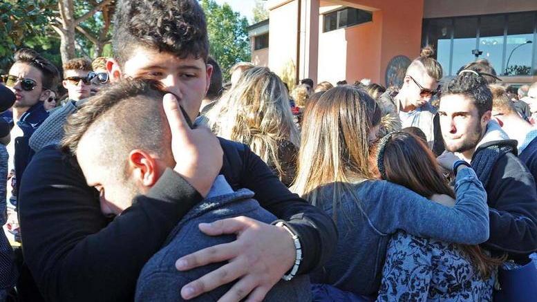 Elia vola in cielo tra una folla di amici in lacrime