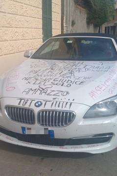 Scritte sulla Bmw e balli per strada Resta in osservazione 
