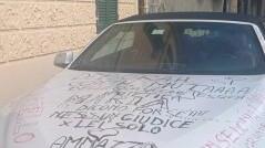 Scritte sulla Bmw e balli per strada Resta in osservazione