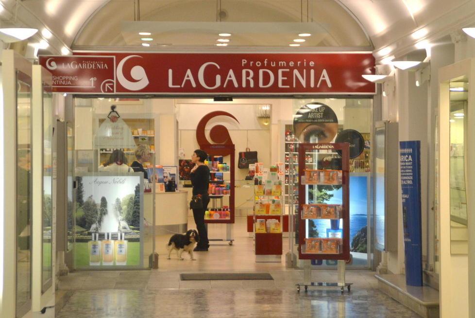I Bonnie e Clyde pistoiesi rubano profumi a “La Gardenia”