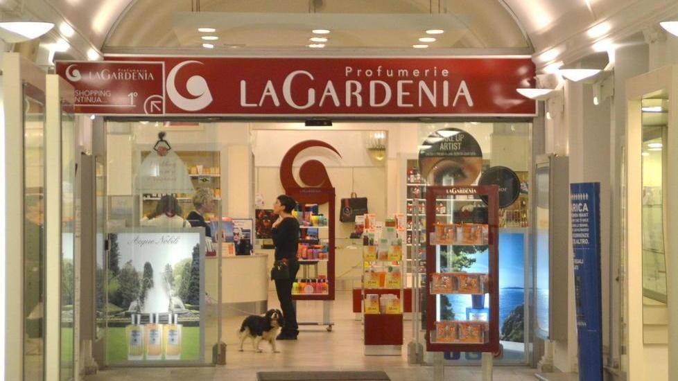 I Bonnie e Clyde pistoiesi rubano profumi a “La Gardenia”