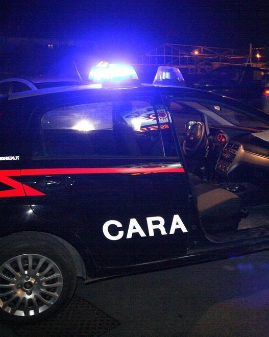 Sorpreso a rubare nel giardino di una casa