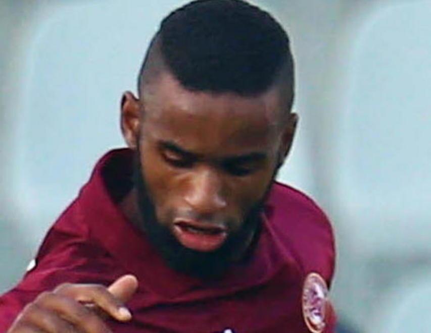 Difesa. A destra chance a Maicon Ceccherini si riprende la maglia