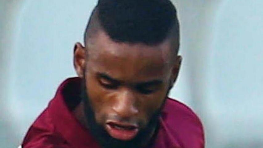 Difesa. A destra chance a Maicon Ceccherini si riprende la maglia