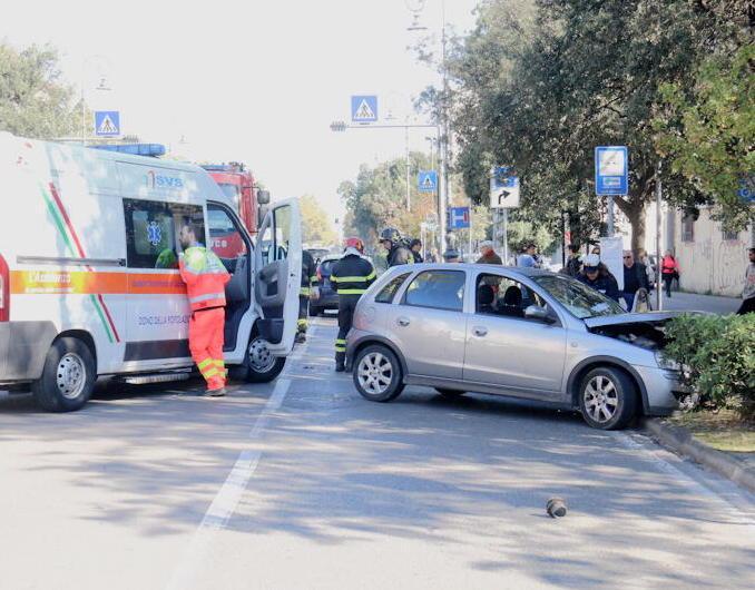 Grave una 19enne nell’incidente sul viale Carducci 