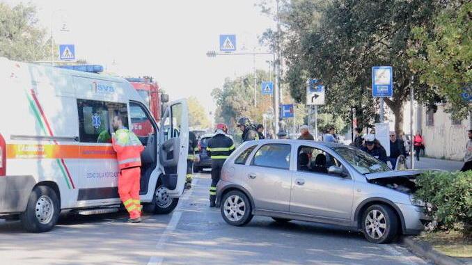 Grave una 19enne nell’incidente sul viale Carducci