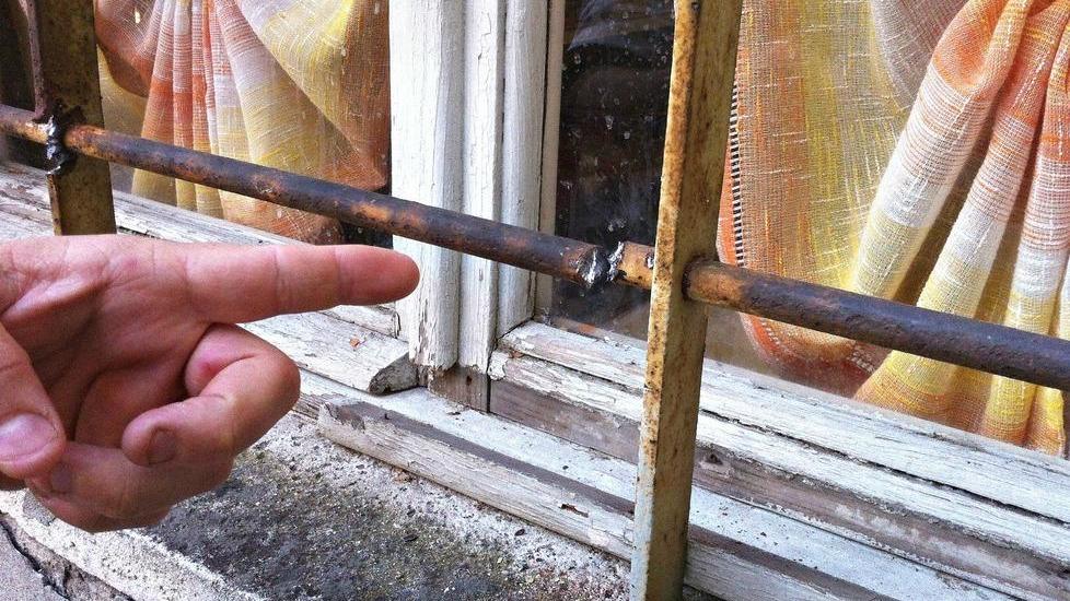 Segate le inferriate di un alimentari