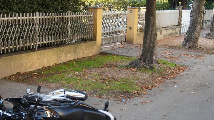 Si schianta con la moto contro una recinzione