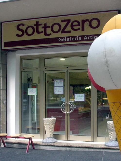 Distraggono la commessa e rubano in gelateria