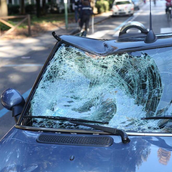 Gli effetti del colpo sul parabrezza dell'auto