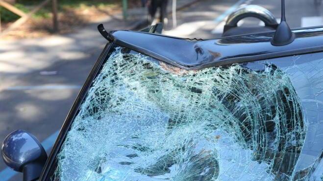 Gli effetti del colpo sul parabrezza dell'auto