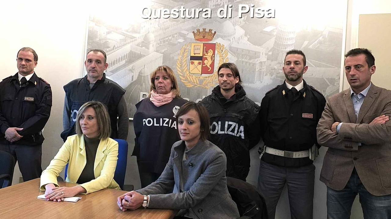 La conferenza stampa della polizia dopo i sei arresti