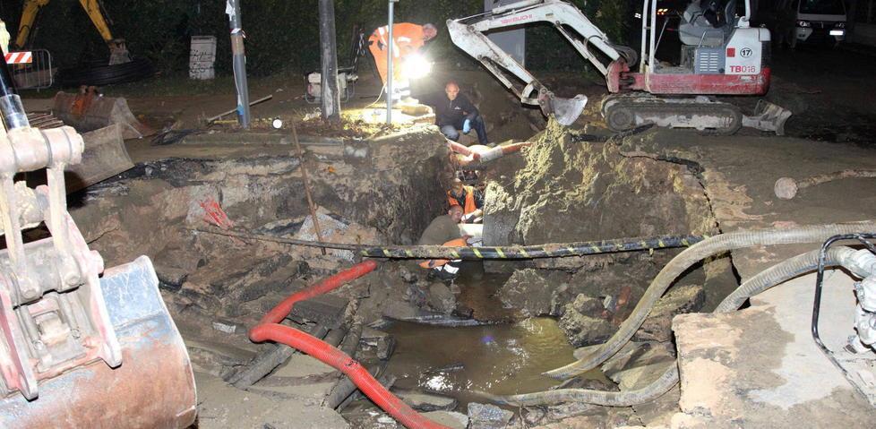 Si rompe un tubo, voragine sulla strada. In centinaia a secco 