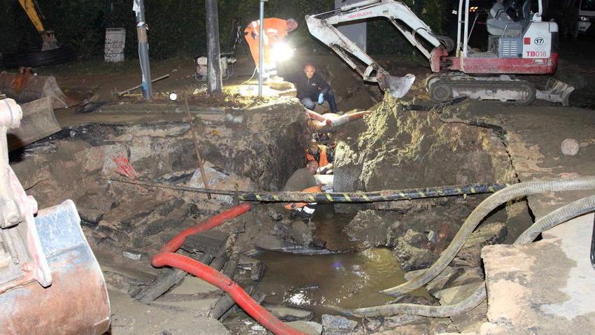Si rompe un tubo, voragine sulla strada. In centinaia a secco