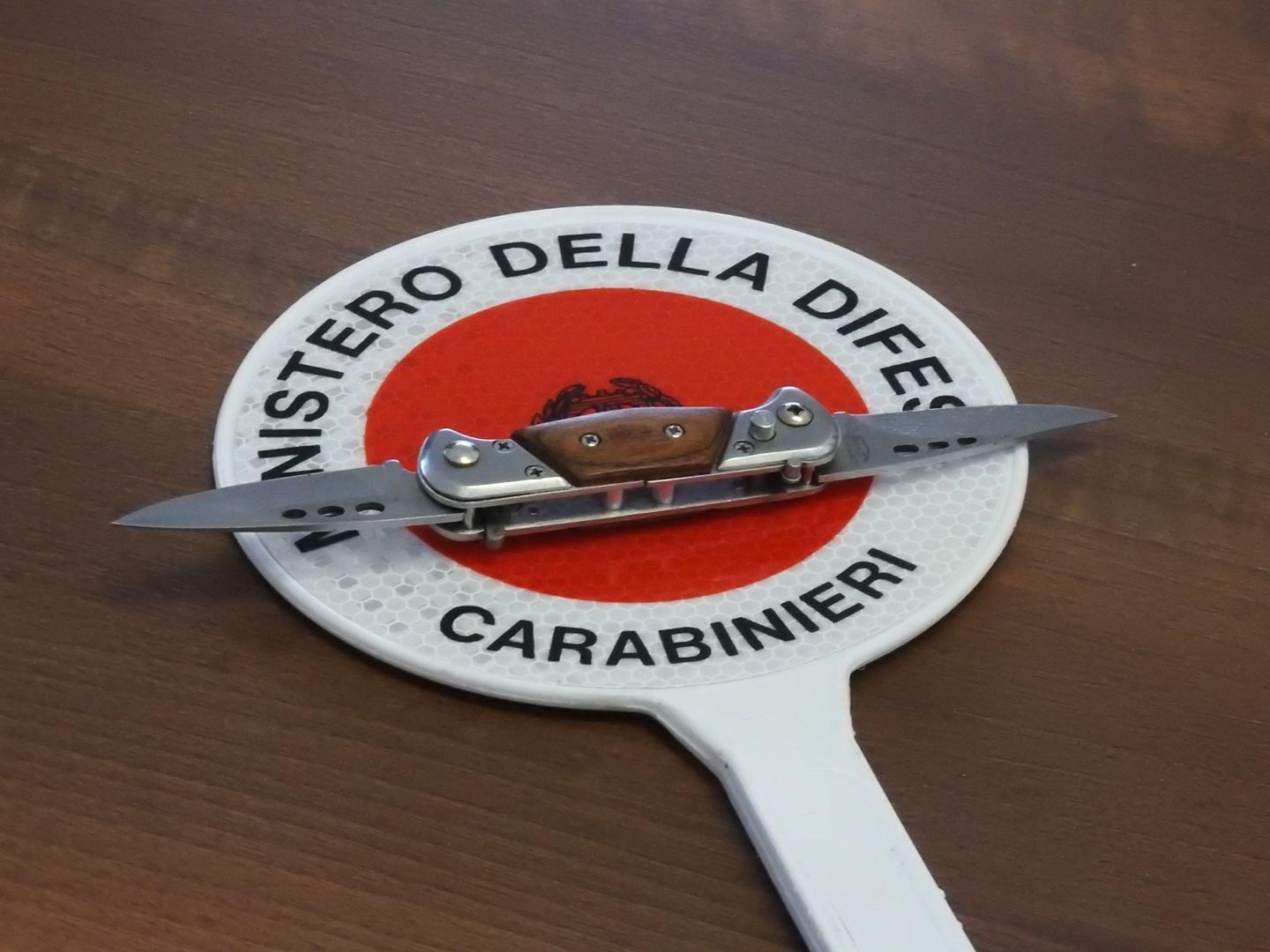 Il coltello sequestrato dai carabinieri (foto Enzo Russo)