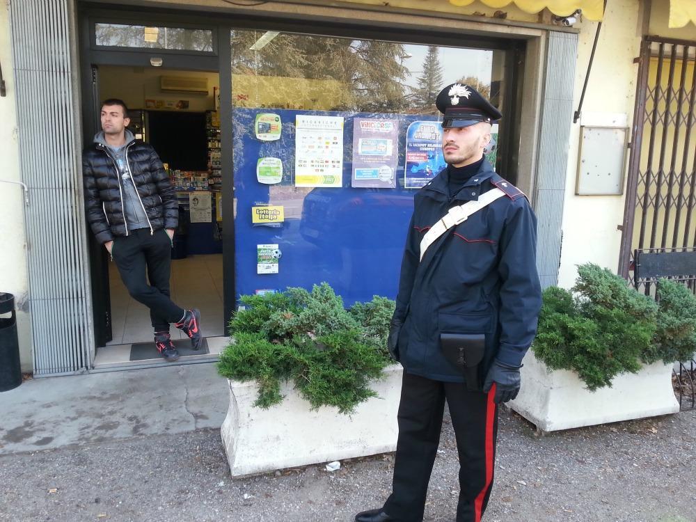 Spara ai ladri che rubano in tabaccheria e fa arrestare un malvivente
