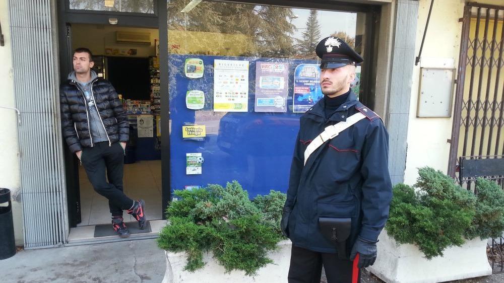 Spara ai ladri che rubano in tabaccheria e fa arrestare un malvivente