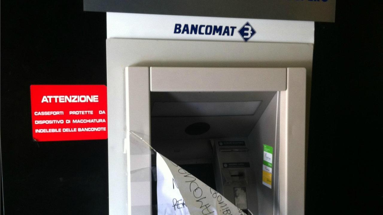 Gualtieri, fanno esplodere il bancomat ma restano a mani vuote
