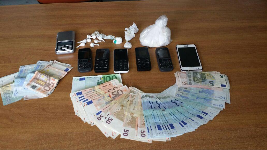 La droga, il denaro e i telefonini sequestrati dai carabinieri
