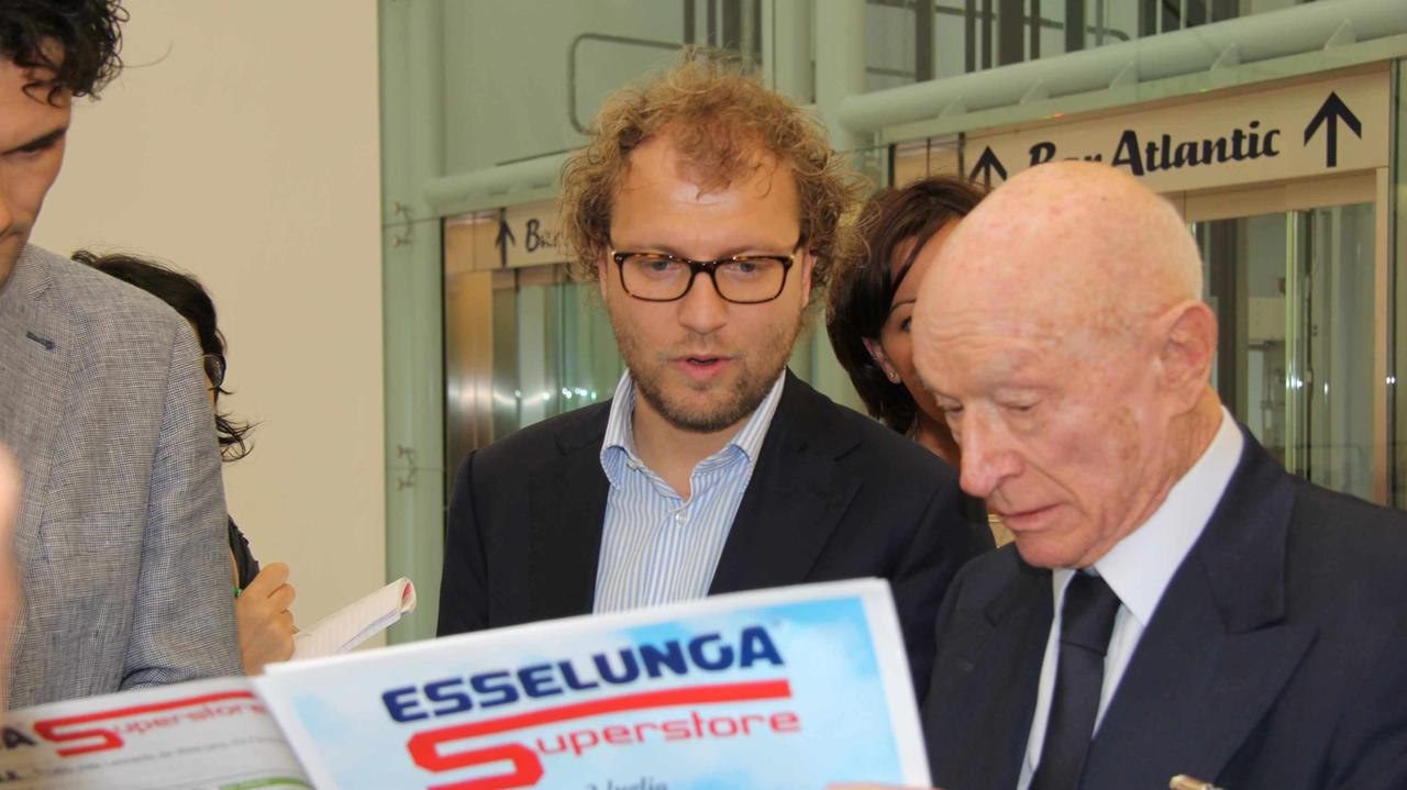Caprotti (a destra) con il sottosegretario Lotti all'inaugurazione del nuovo megastore di Prato