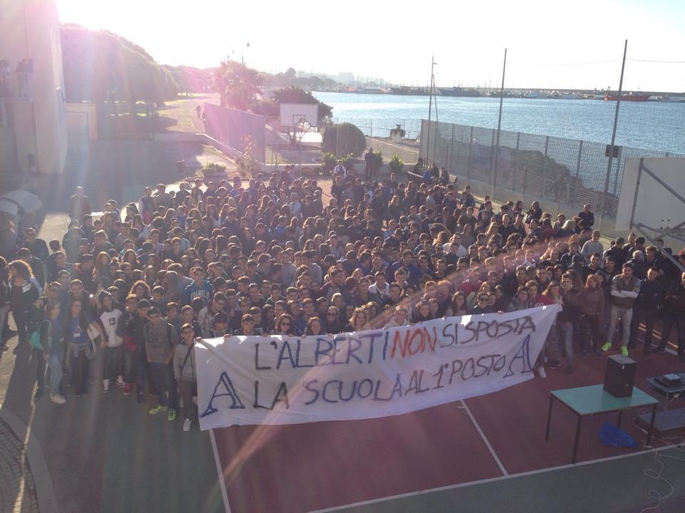 La manifestazione degli studenti del liceo Alberti