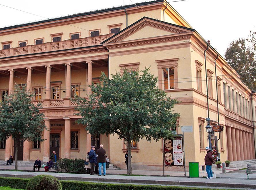Lite dietro al Teatro Storchi di Modena: accoltellato al cuore