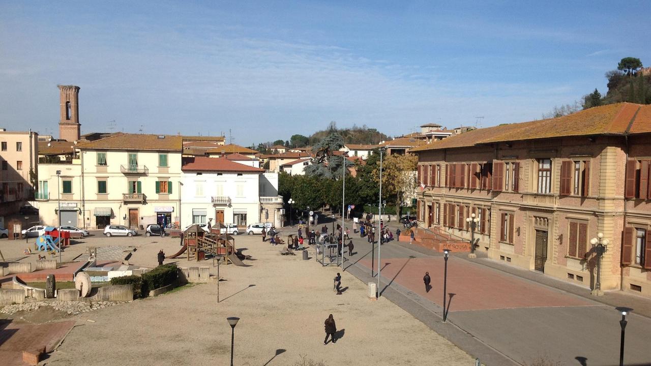 Piazza della Libertà con la scuola a destra