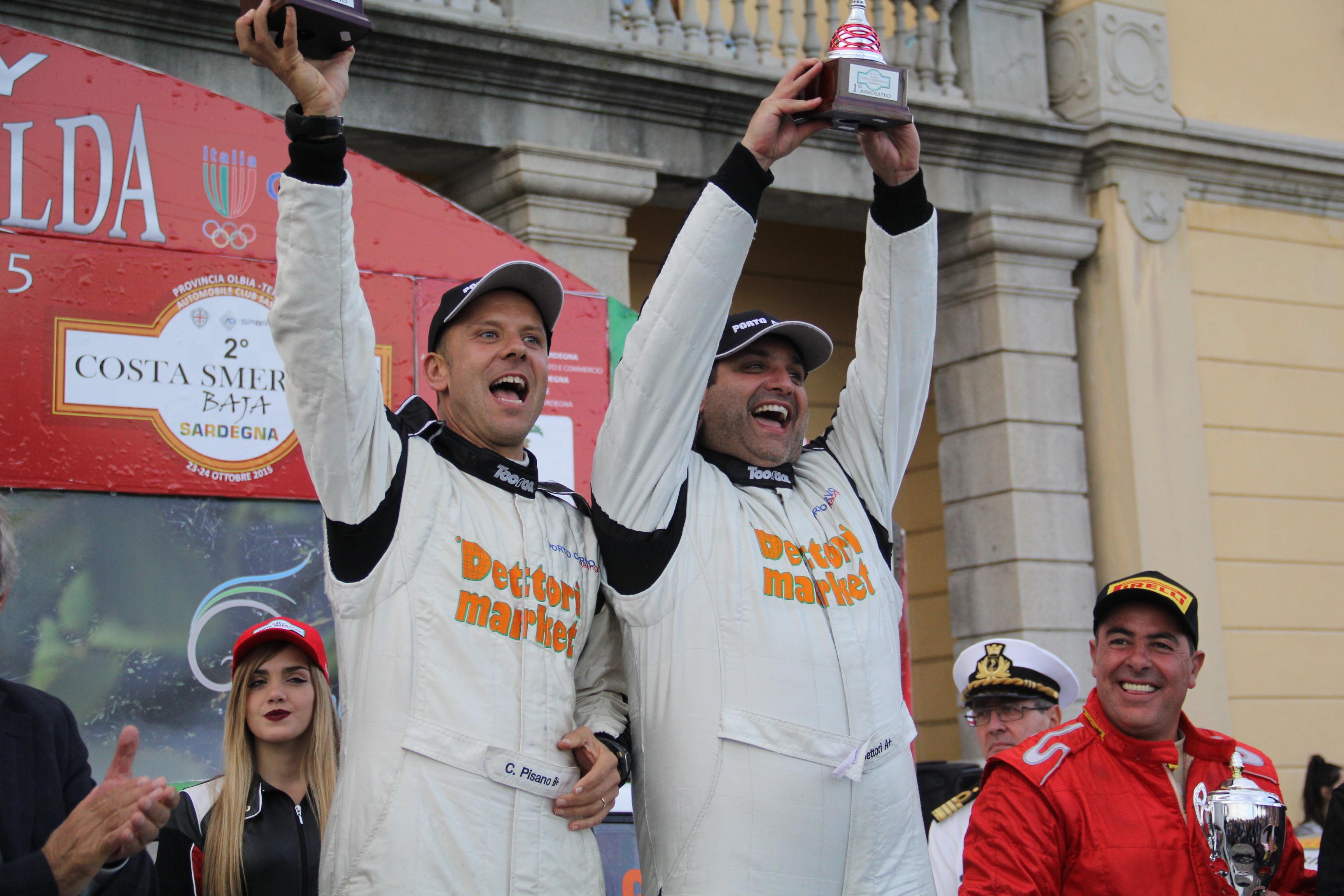 Giuseppe Dettori e Carlo Pisano esultano per la vittoria nel rally Costa Smeralda